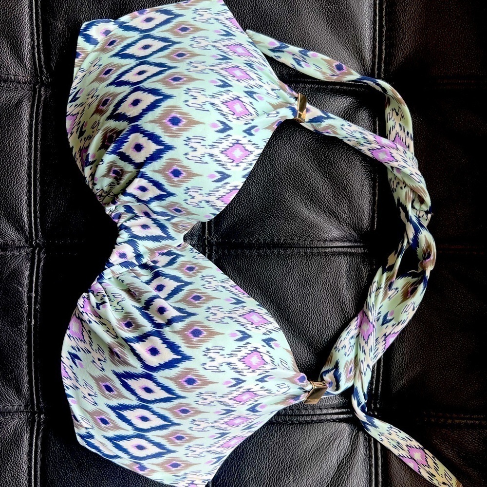 𝅺VERY gently worn once 34DD Victoria’s Secret swim top with little padding